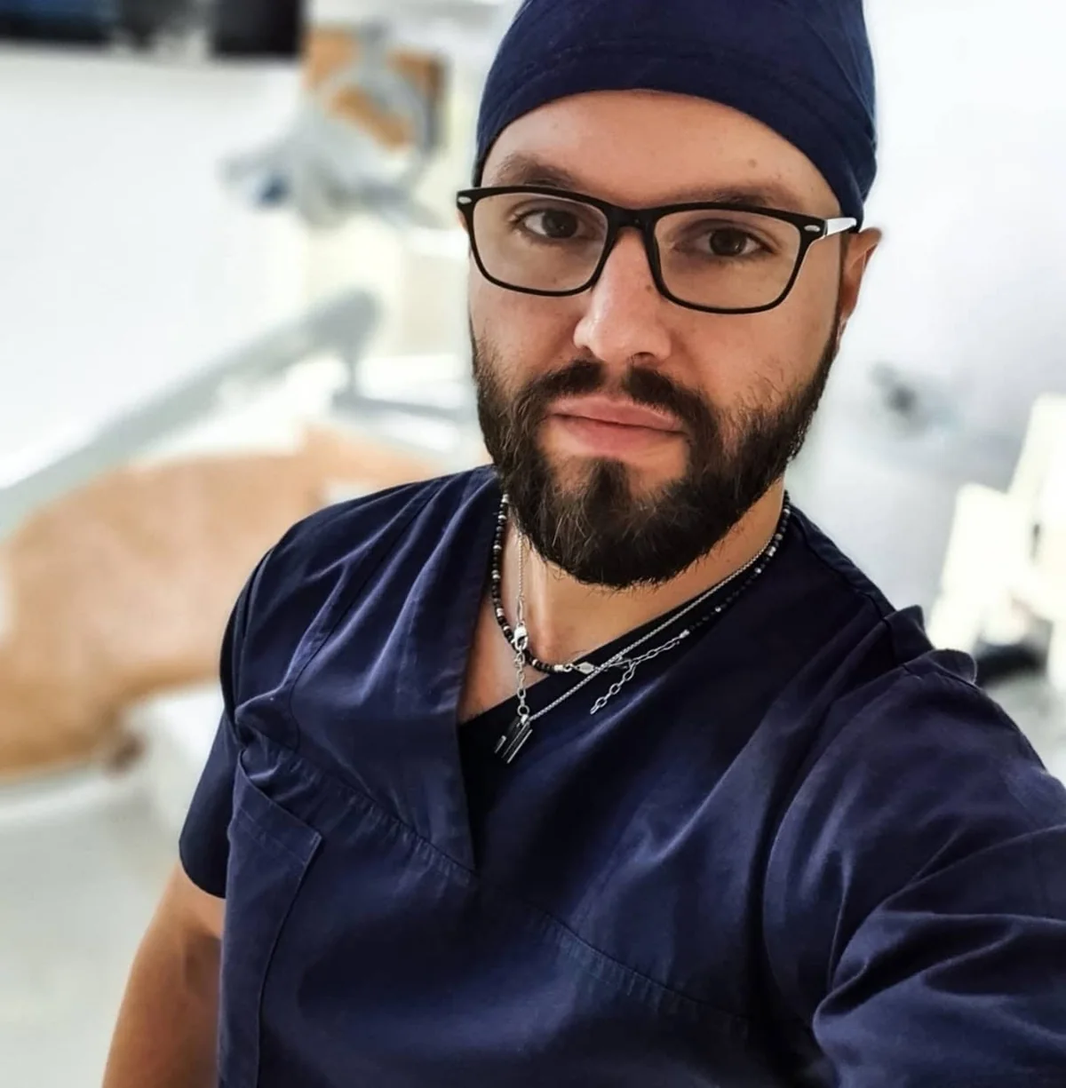 Dr. Miron Andrei, medic dentist, în cabinetul din Timișoara