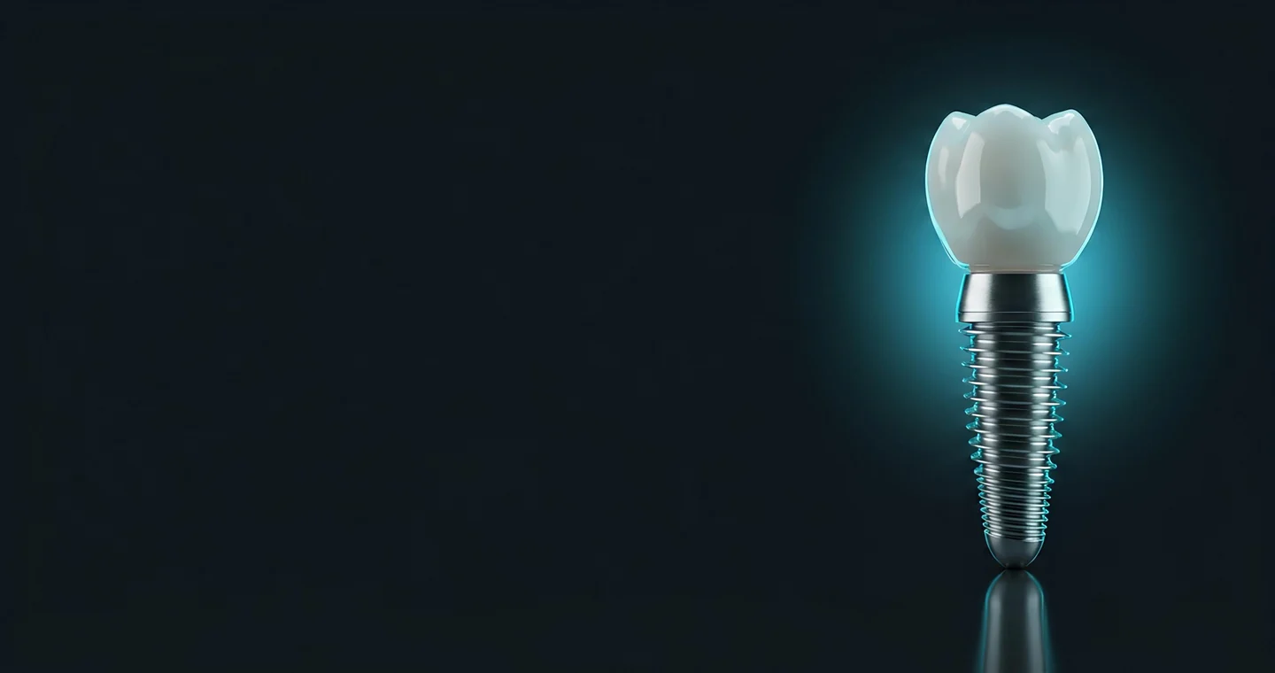 Implant dentar cu coroană ceramică, reprezentare a soluției fixe pentru un dinte lipsă